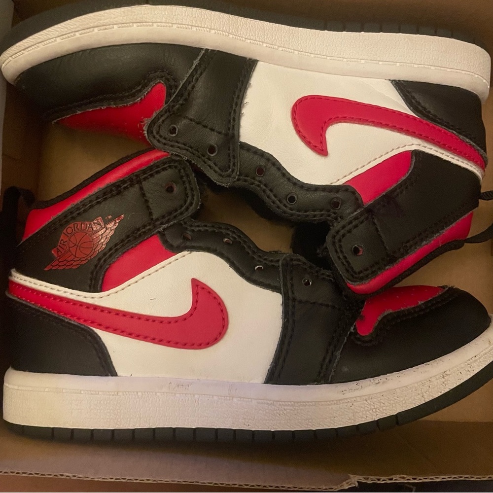 Jordan 1’s Red Black White
